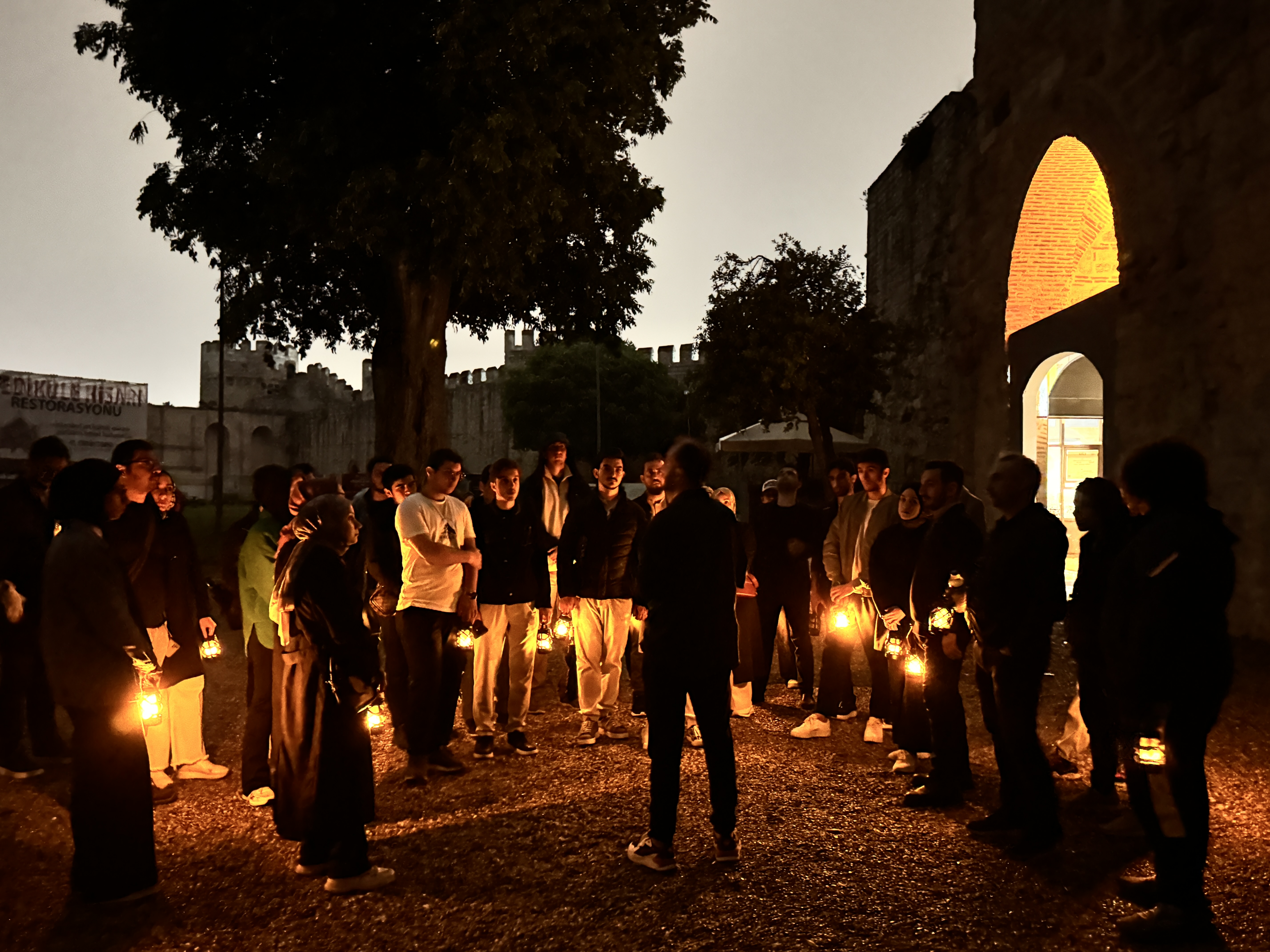 Tarihi hissetmenin en güzel yolu: Birlikte okumak.