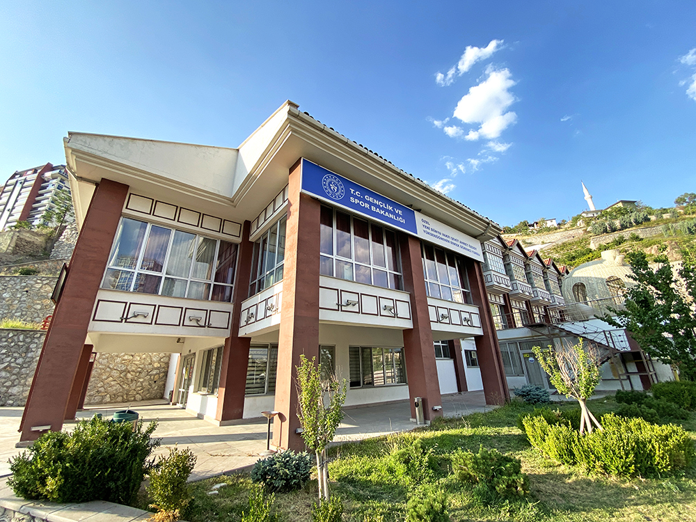 OKUYAN, DÜŞÜNEN, SORGULAYAN GENÇLER