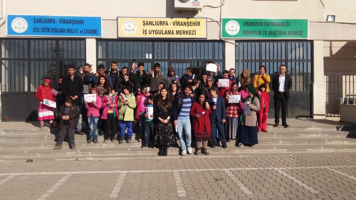 BİZ BÜYÜK BİR AİLEYİZ